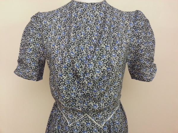 German Traditional Look Dress w/ Buttons in Back <br> (B-36" W-28" H-38")