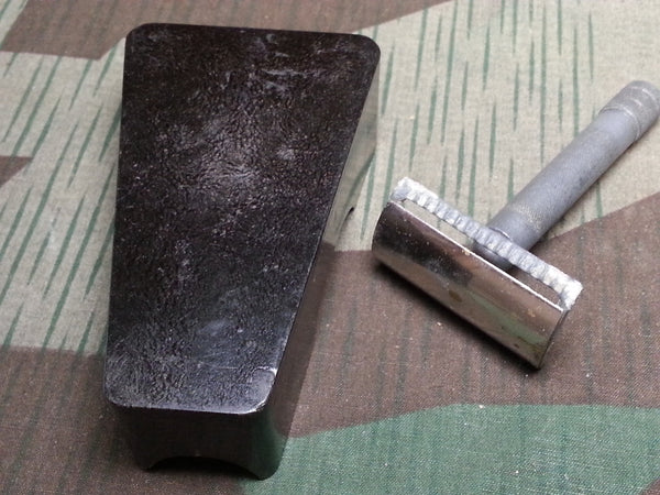 Razor in Golf Bakelite Case