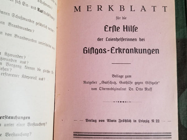Wie Helfe Ich? Original First Aid Book with Poison Gas Leaflet