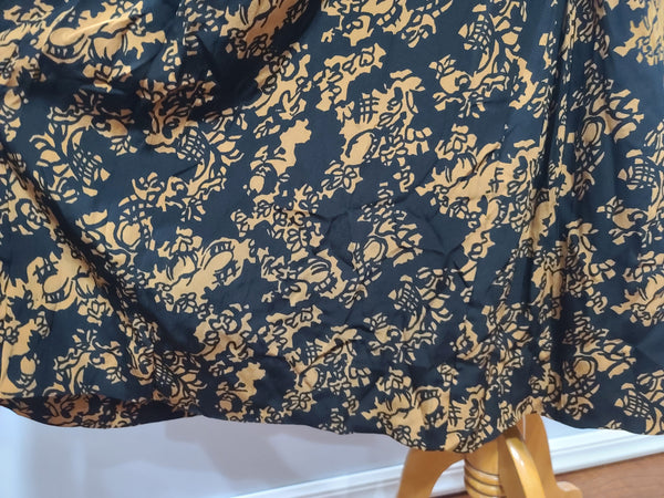 1930s Silk Print Dress <br> (B-43" W-35" H-44")