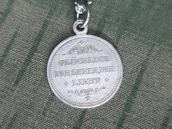 "Glücklich die Seele, die liebt" Love Token Necklace