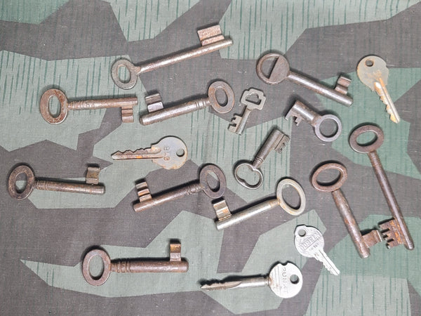 Lot of 17 German Keys