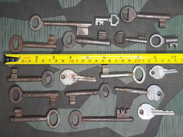 Lot of 17 German Keys