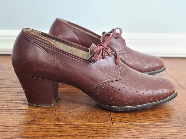 Florsheim Brown Shoes in Box (Size 8A)