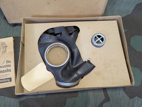 VM40 Volksgasmaske Luftschutz Women's Gas Mask in Box