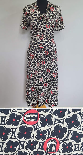 Vintage 1940s Flower & Medieval Person in Archway Novelty Print Dress