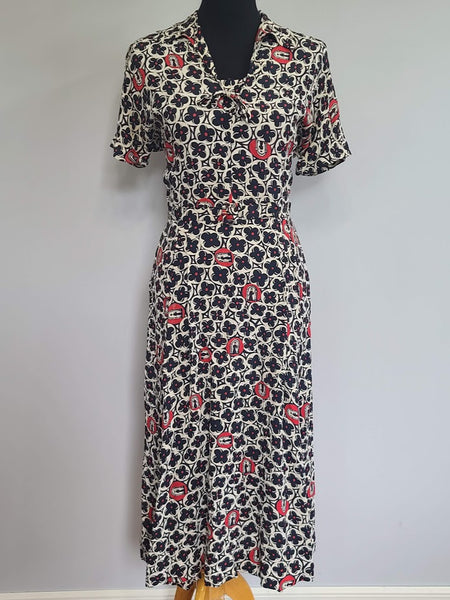 Vintage 1940s Flower & Medieval Person in Archway Novelty Print Dress