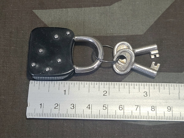 German Lock with 2 Keys Wreath Design