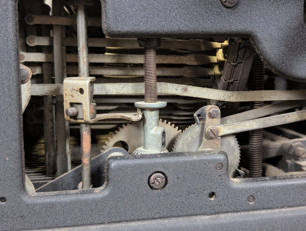 Olivetti M40 Simplified Kriegsausführung Italian German Typewriter (Needs Work)