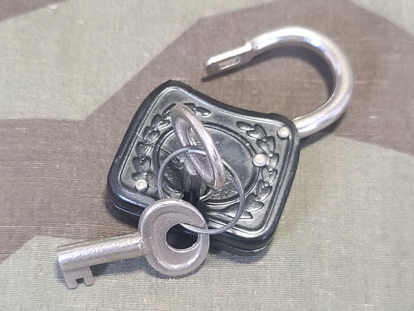 German Lock with 2 Keys Wreath Design