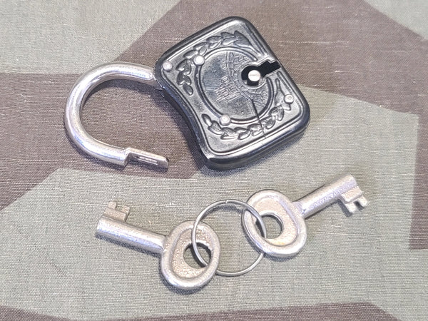 German Lock with 2 Keys Wreath Design