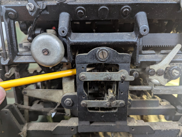 Olivetti M40 Simplified Kriegsausführung Italian German Typewriter (Needs Work)