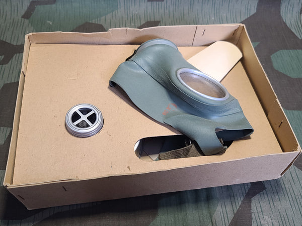 VM40 Volksgasmaske Luftschutz Gas Mask in Box