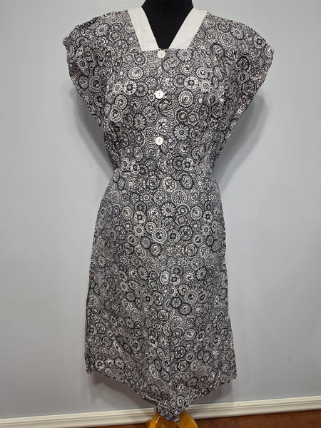 Black and White Print Dress Flower Belt Buckle <br> (B-42" W-36" H-41")