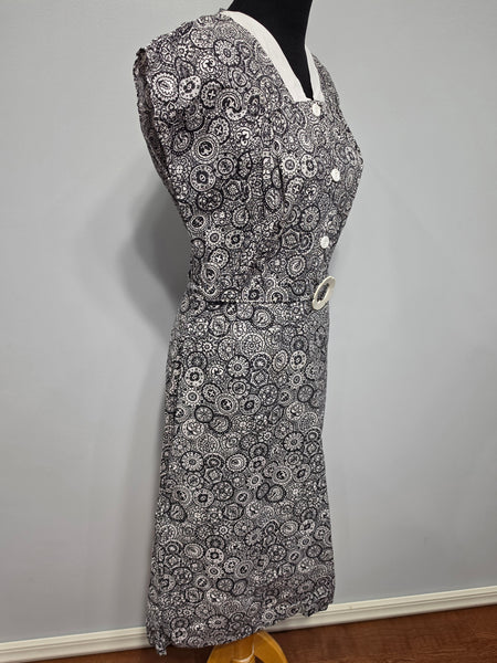 Black and White Print Dress Flower Belt Buckle <br> (B-42" W-36" H-41")