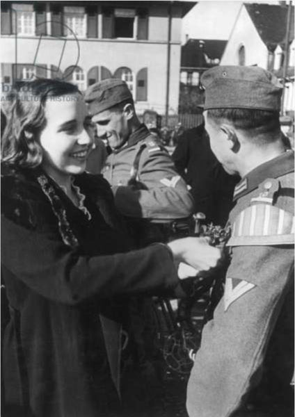 Bundle of Anschluss Artificial Flowers