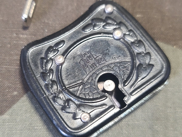 German Lock with 2 Keys Wreath Design