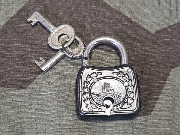 German Lock with 2 Keys Wreath Design