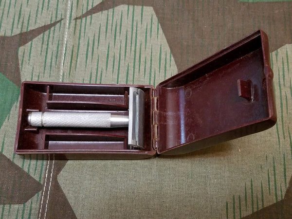 Razor in Brillant Bakelite Case