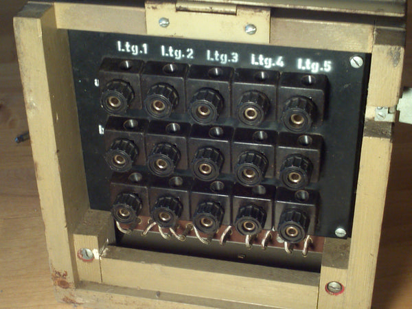 Klappenschrank zu 5 Ltg.