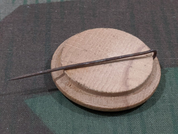 Deine hand, dem handwerk 1935 Wooden Tinnie Pin