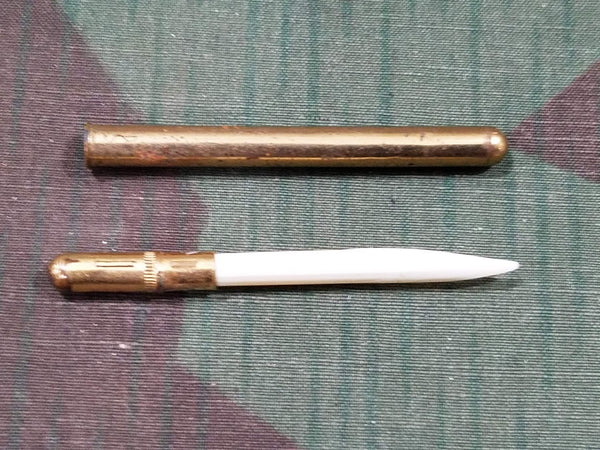 Grauhof Quelle Thing (Snuff Spoon?)
