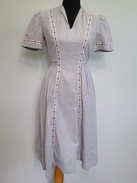 Vintage 1930s / 1940s Gray Dress with Embroidered Ribbon