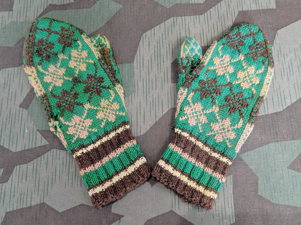 Vintage 1940s Brown and Cream Colored Mittens
