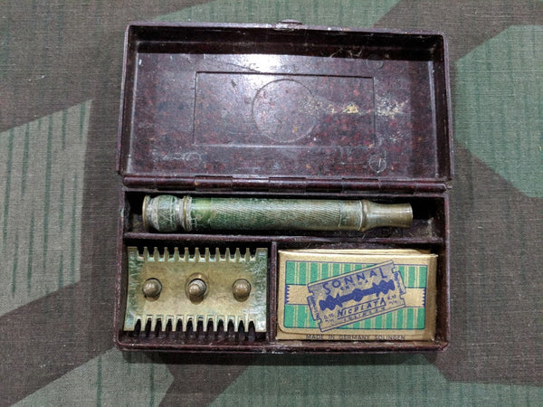 Razor in Bakelite Case with Razor Blades