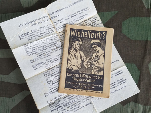WWII German Wie Helfe Ich? Original First Aid Book Poison Gas Leaflet