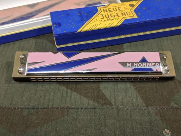 Neue Jugend Harmonica Blue/Pink in C