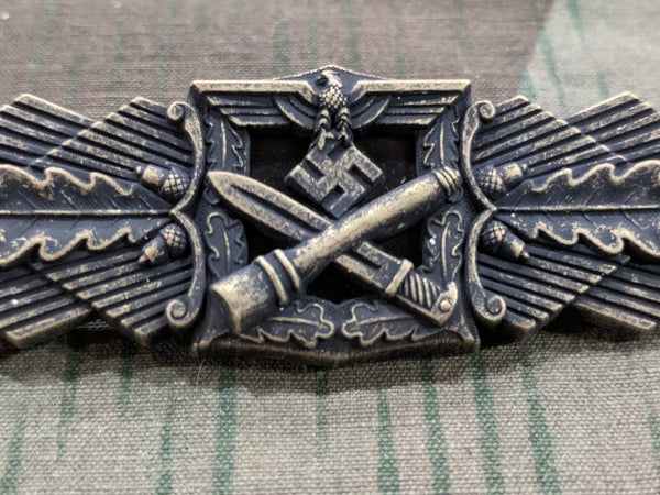 Repro Close Combat Clasp in Bronze