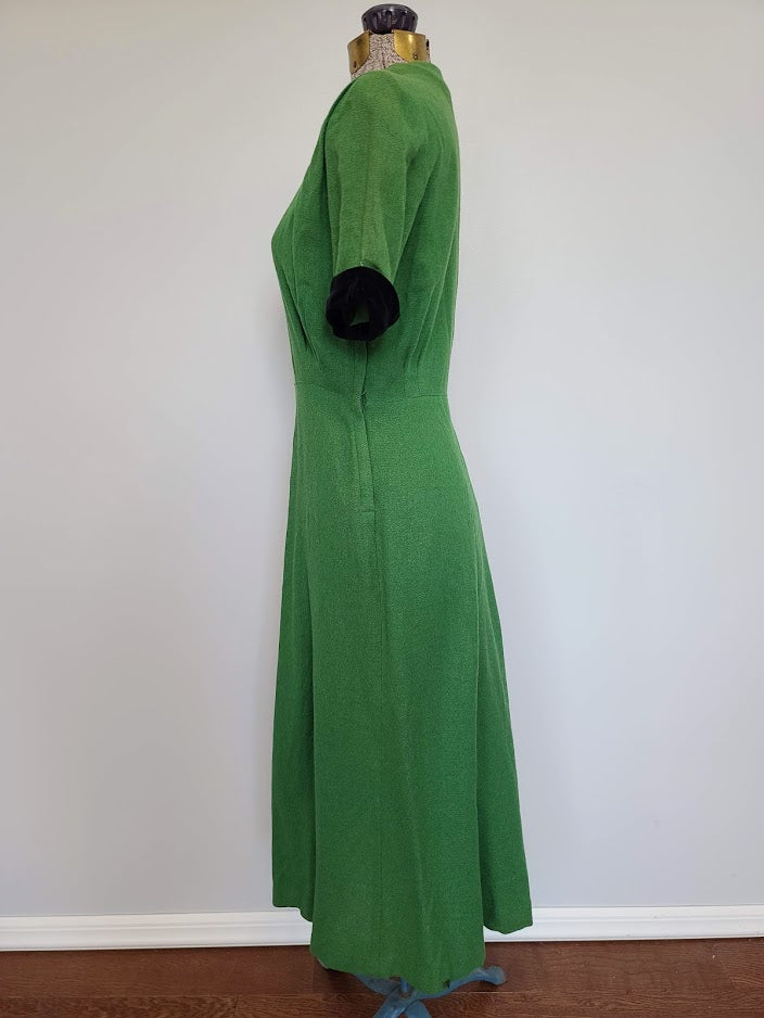 Green Short Sleeve Dress (B-37" W-26" H-37") Green Short Sleeve Dress (B-37" W-26" H-37")