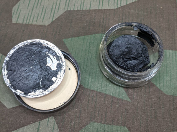 Eg-gu Shoe Polish Bakelite/Glass